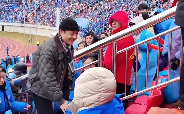 球速-主持人汪涵在永州看足球赛！眼袋肿胀，胡子花白，岁月感挡不住