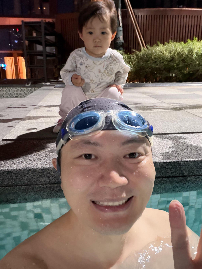 球速体育官网-女儿提桶持水枪守护游泳父亲|段子手|小桶_新浪体育_新浪新闻